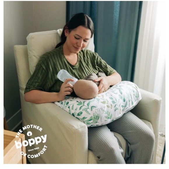 Excellent condition Boppy feeding pillow and two covers. Ergonomic. Baby classic - Picture 9 of 10